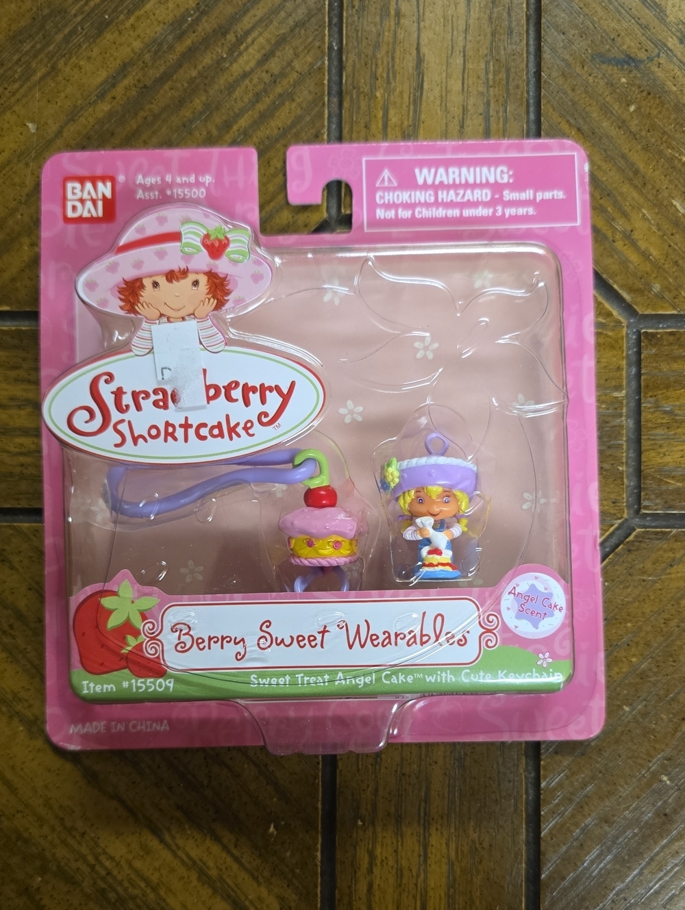 Strawberry Shortcake Berry Sweet Wearables Angel Cake Keychain Charm Set - 2001 - Picture 2 of 7